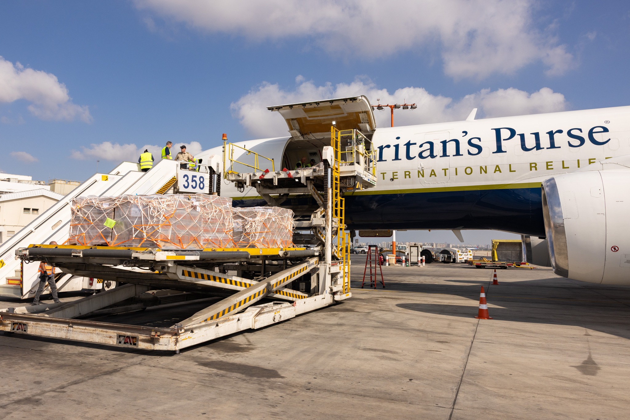 Airlift of food to the Middle East