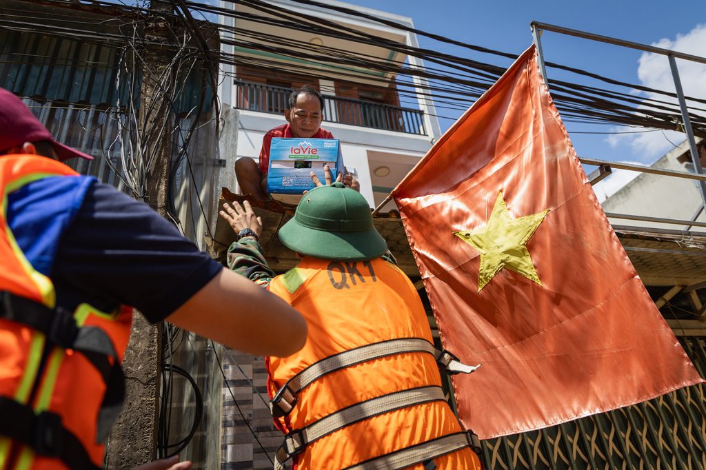 WITH FLOODWATERS STILL COVERING THE CITY STREETS, SAMARITAN’S PURSE HAD TO DISTRIBUTE SOME AID TO PEOPLE ON THE ROOFTOPS OF THEIR HOMES.